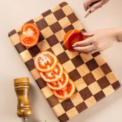 planche-a-decouper-en-bois-tomates-coupees