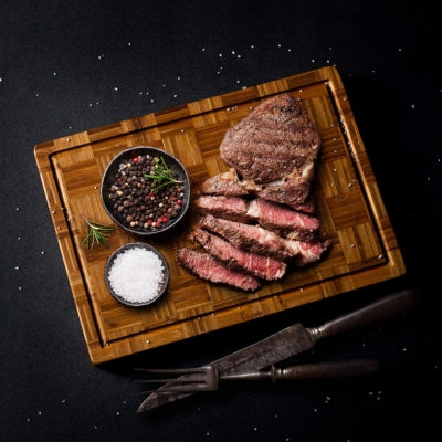 planche-a-decouper-en-bois-viande-servie