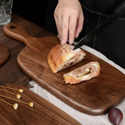 planche-a-decouper-en-bois-pain-farci-coupe