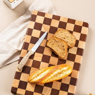 planche-a-decouper-en-bois-pain-coupe