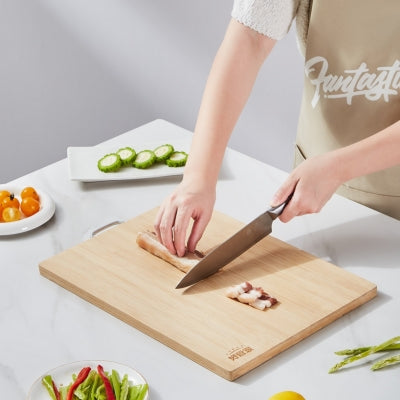 planche-a-decouper-en-bois-legumes-coupes