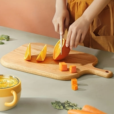 planche-a-decouper-en-bois-orange-coupee