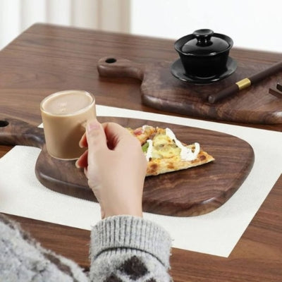 planche-a-decouper-en-bois-buvant-un-cafe