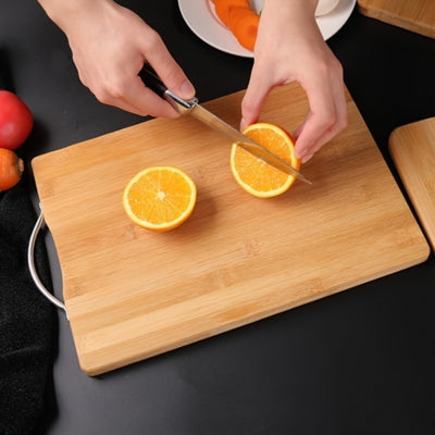 planche-a-decouper-en-bois-citron-coupe