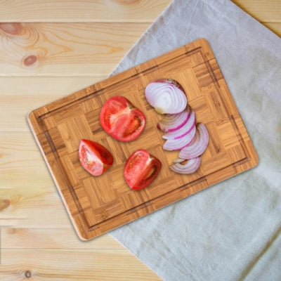 planche-a-decouper-en-bois-tomates-oignon-coupes