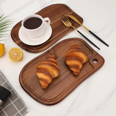 planche-a-decouper-en-bois-petit-dejeuner-servi
