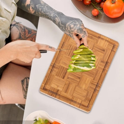 planche-a-decouper-en-bois-citron-vert-coupe