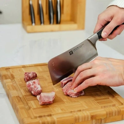 planche-a-decouper-en-bois-viande-coupee