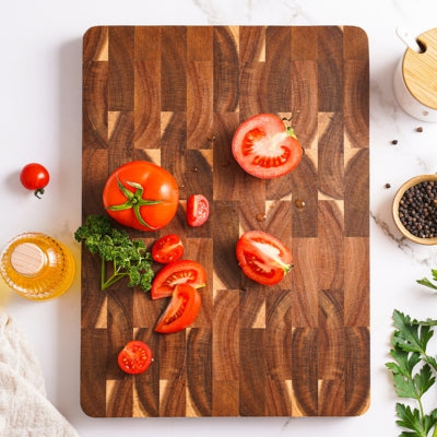 planche-bois-a-decouper-tomate-decoupee