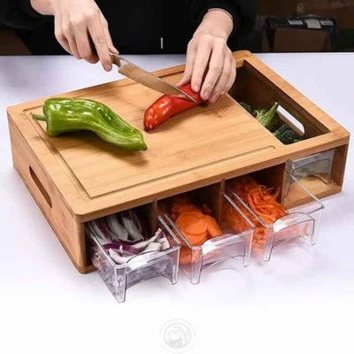 planche-a-decouper-bois-main-qui-decoupe-poivrons