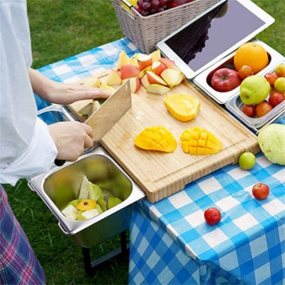 planche-en-bois-a-decouper-dans-un-jardin