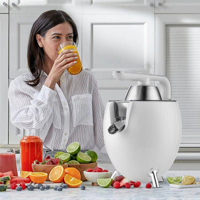 presse-agrume-electrique-femme-buvant-jus-presse