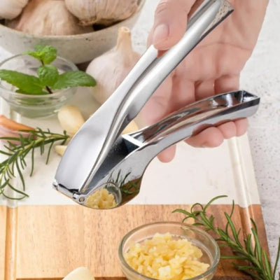 presse-ail-inox-main-qui-hache-ail-dans-bol