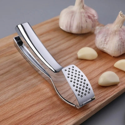 presse-ail-inox-sur-planche-gousse-ail