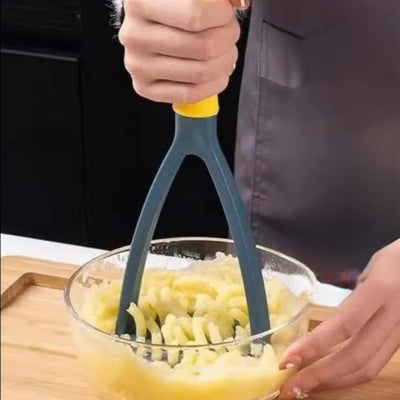 presse-puree-bleu-ecrasant-pomme-de-terre