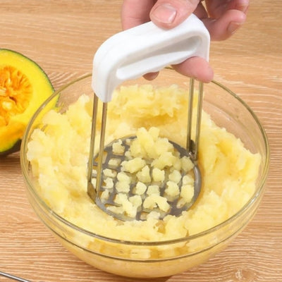 presse-puree-manuel-blanc-ecrasant-pomme-de-terre