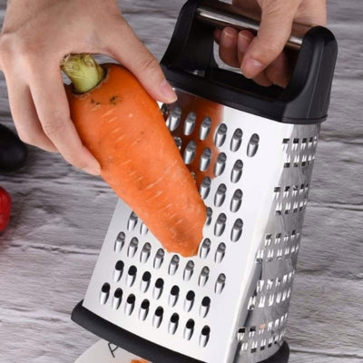 rape-a-carottes-tenu-en-main