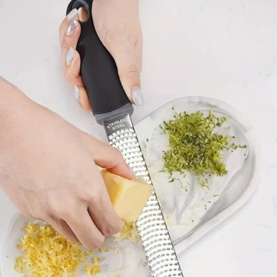 zesteur-noire-rapant-fromage-sur-assiette